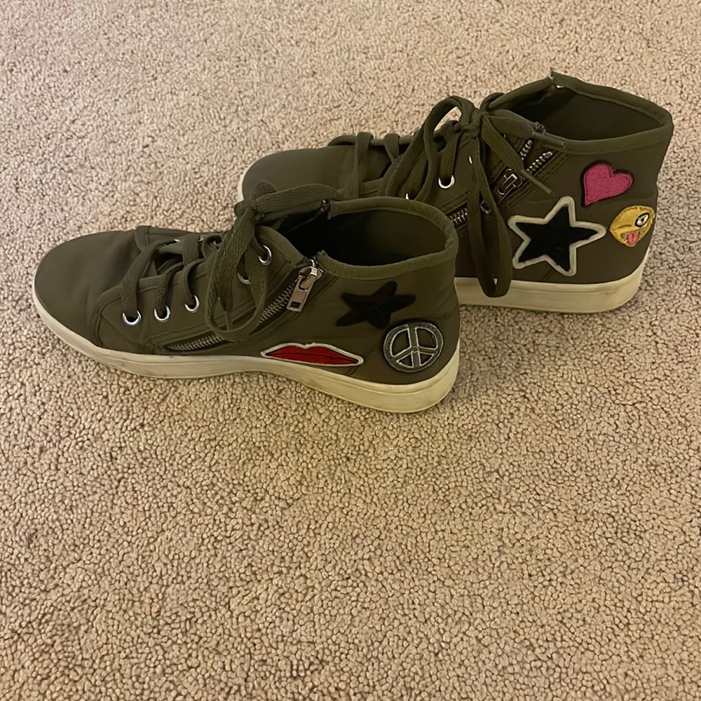 Army green shoes with zipper and patch details